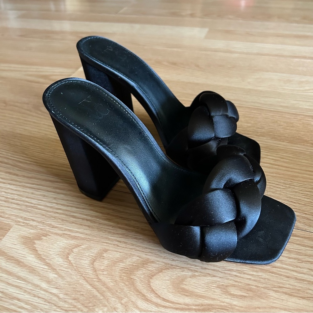 New York & Company Angeline Block Heel Mules Size 7M